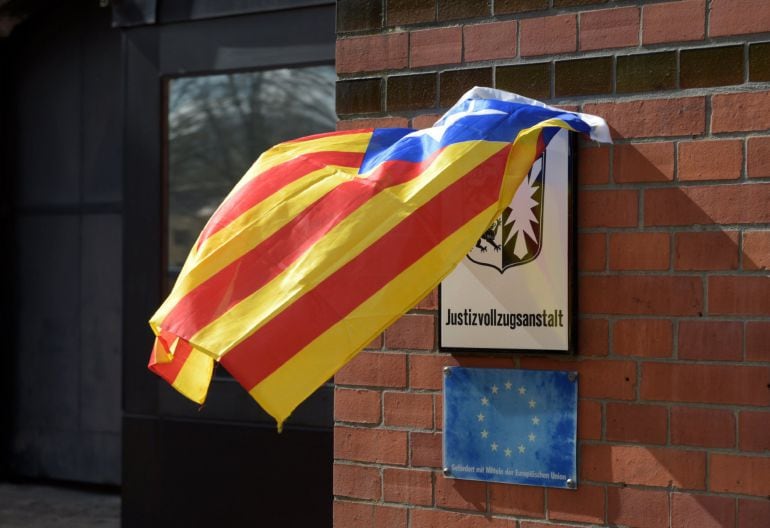 Una estelada enganxada a la placa de l&#039;entrada de la presó de Neumünster 