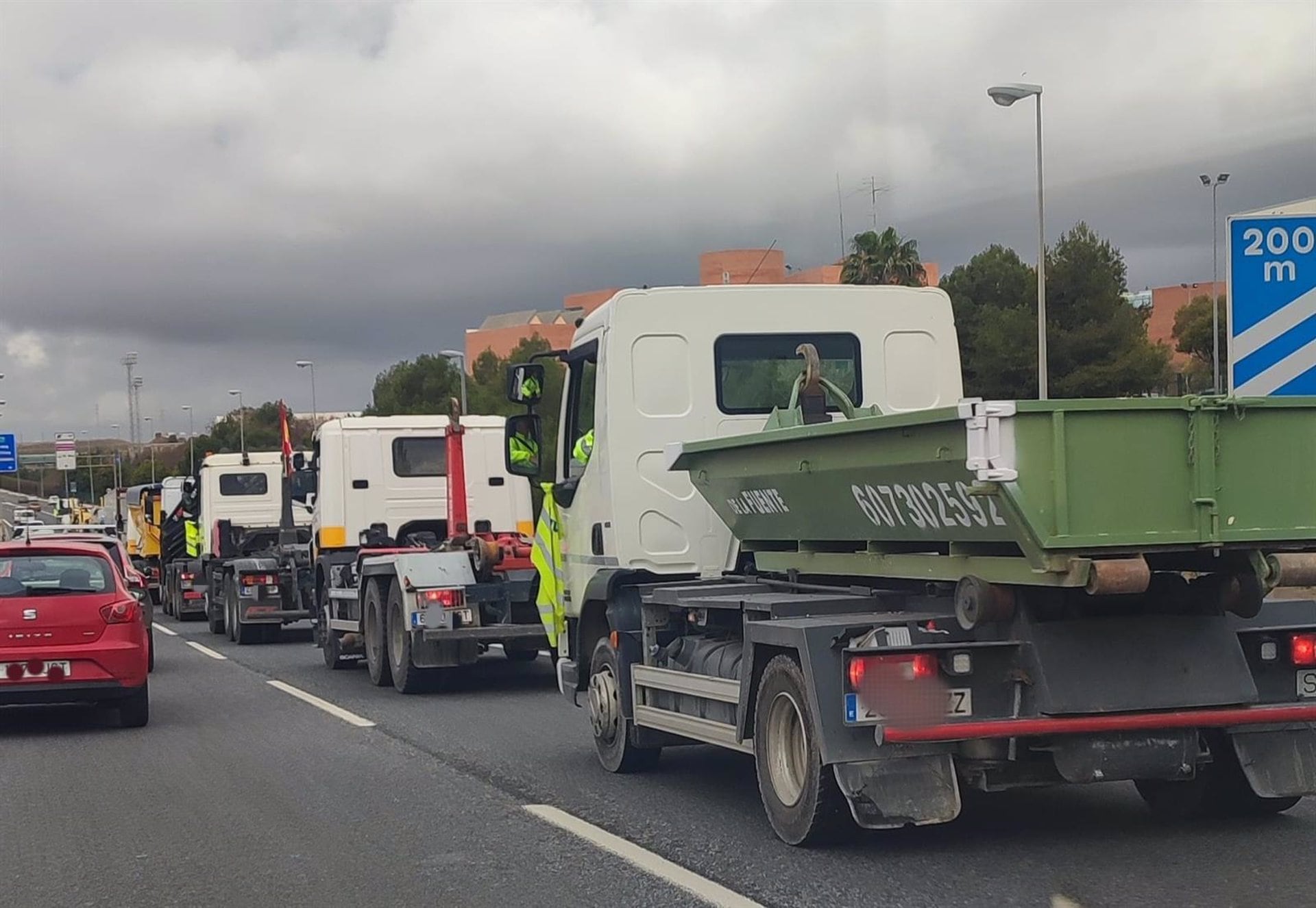 Una marcha lenta con cientos de camiones, tractores y vehículos recorre desde primera hora de la mañana la Bahía de Cádiz