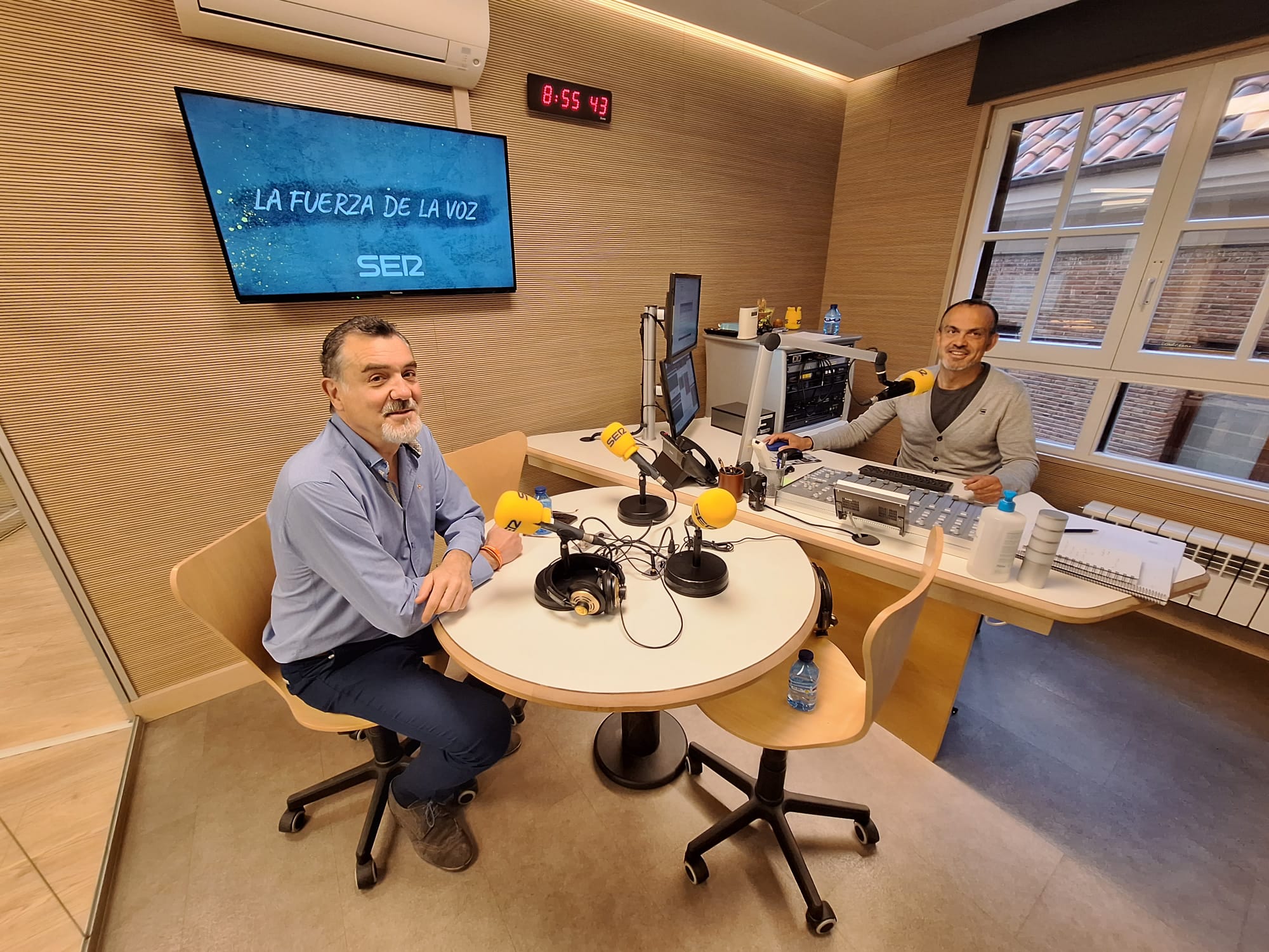 José Antonio Fuertes en la entrevista con Valentín García en los estudios de la Cadena SER de Aranda