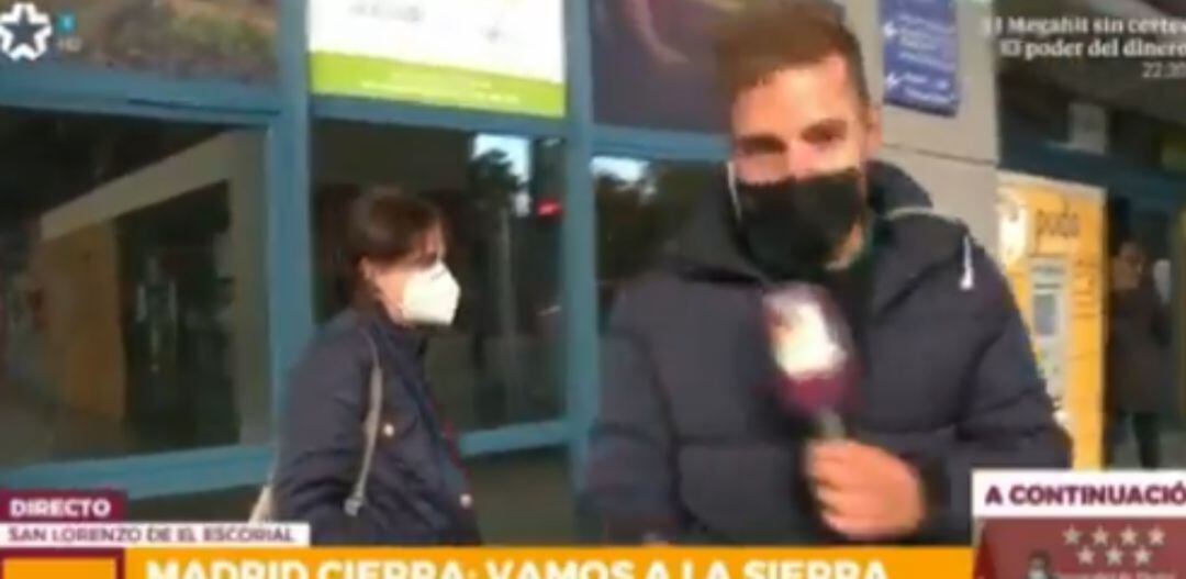 Un reportero entrevista a una señora en 'Telemadrid'