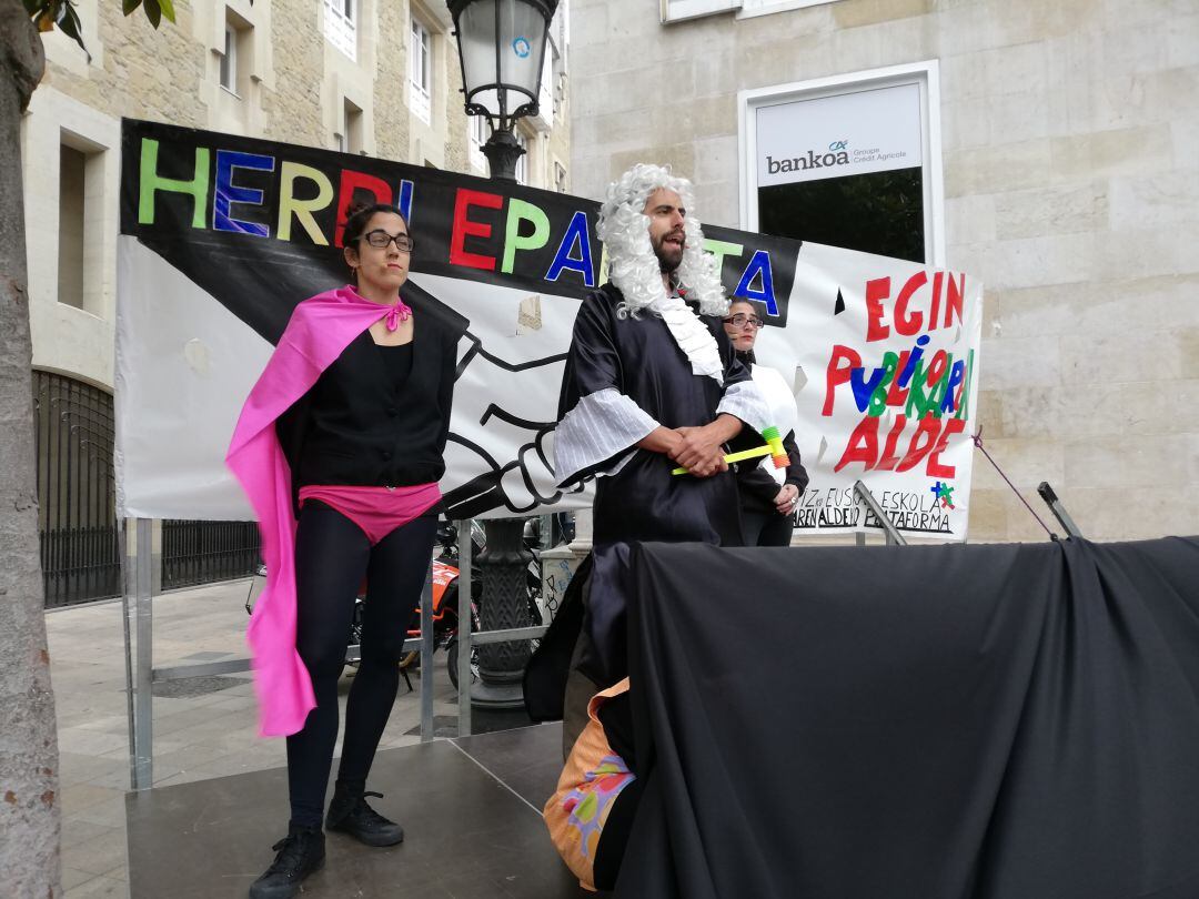 Momento del 'juicio popular' a la delegada de Educación de Álava, Blanca Guerrero 