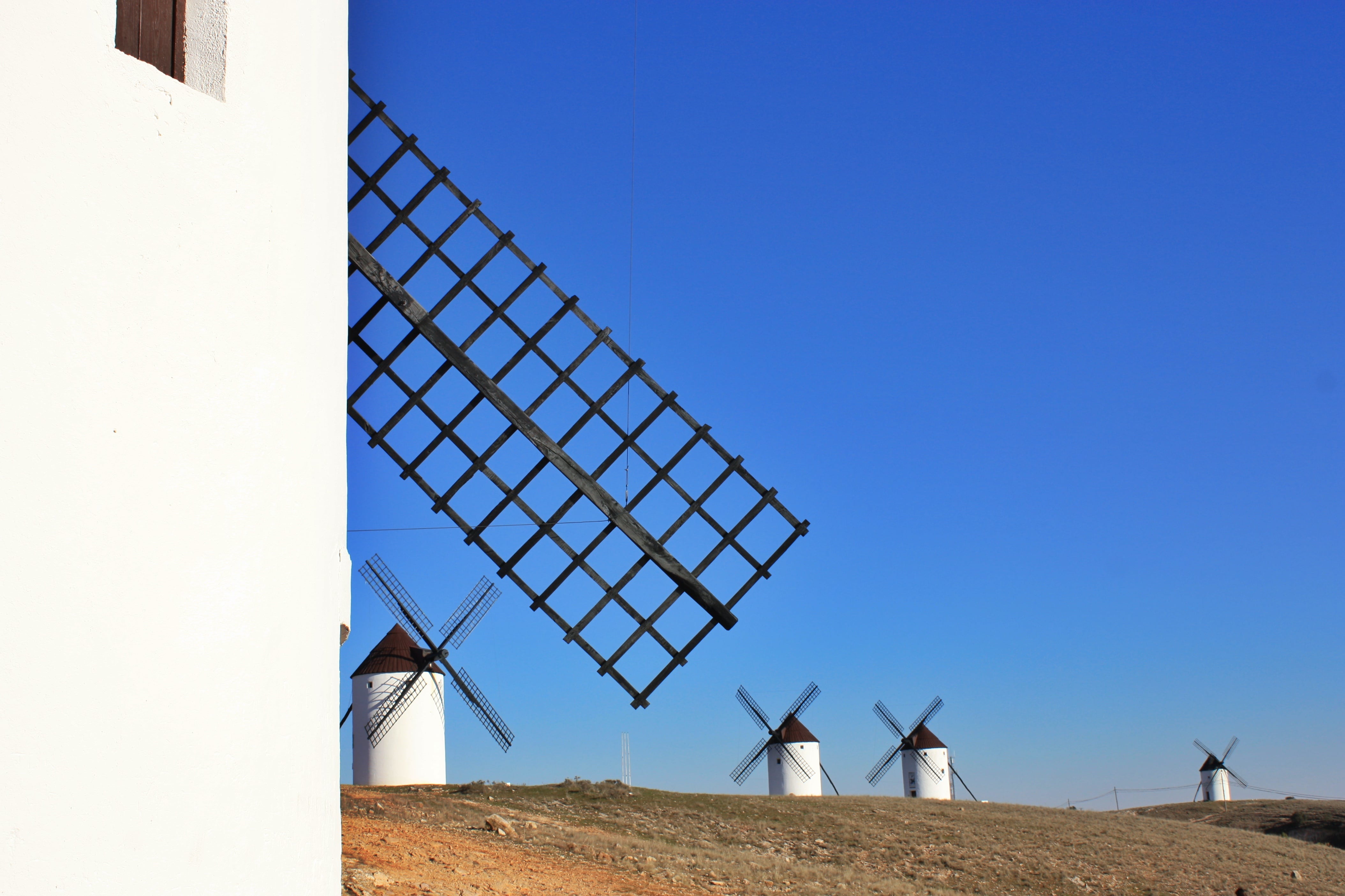 Los molinos de viento forman parte del paisaje manchego.