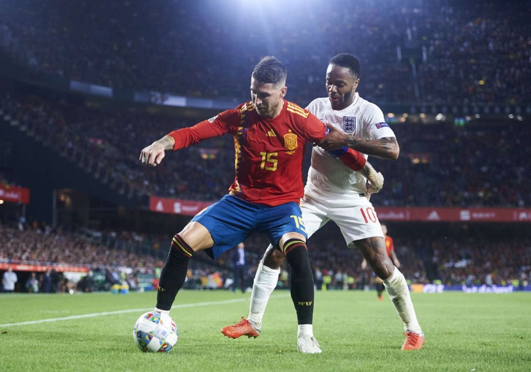 Ramos y Sterling disputan un balón durante el partido. 