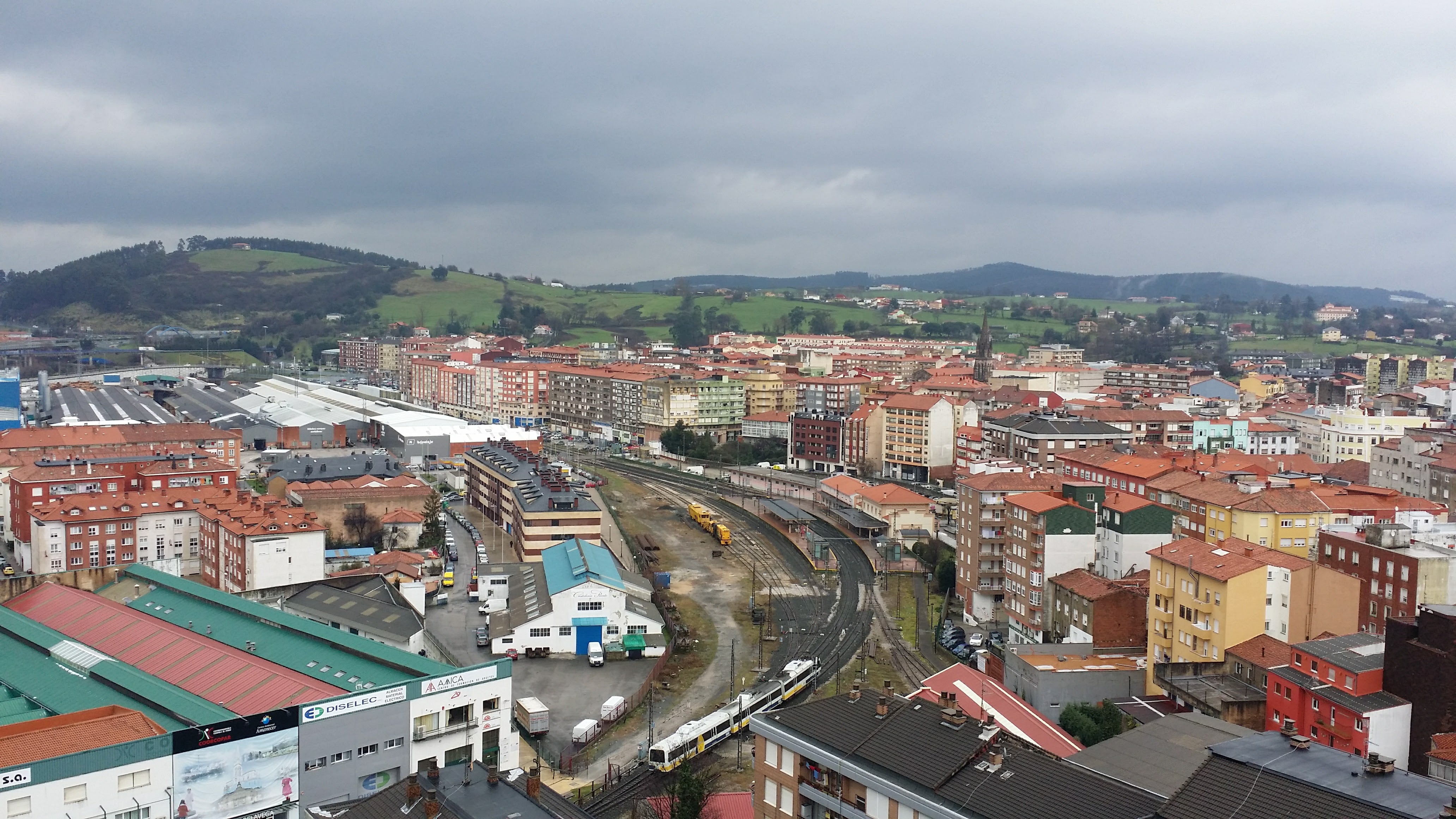 Vista de la estación y de las vías de FEVE que serán soterradas.