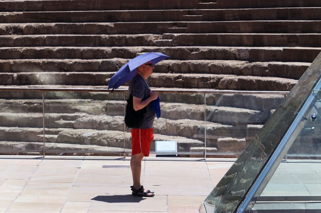 Alerta de amarilla en la zona de la Costa del Sol y del Valle del Guadalhorce, donde se han registrado temperaturas por encima de 35 grados, en las imágenes Málaga capital