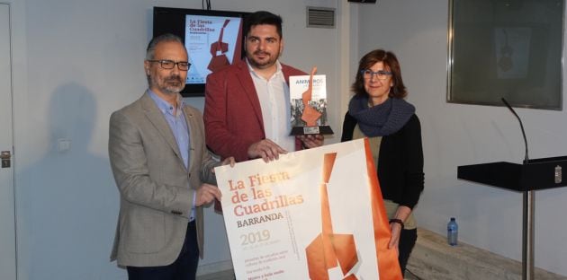 De izquierda a derecha: José Moreno (alcalde de Caravaca) Carlos Salcedo (presidente Aguilanderos de Barranda) y Marta L. Briones (directora general del ICA) durante la presentación de la Fiesta de las Cuadrillas