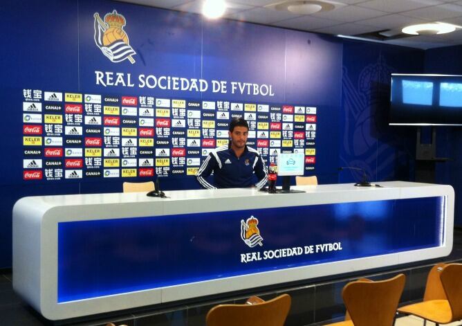 Carlos Vela atiende a los medios de comunicación esta mañana en Zubieta.