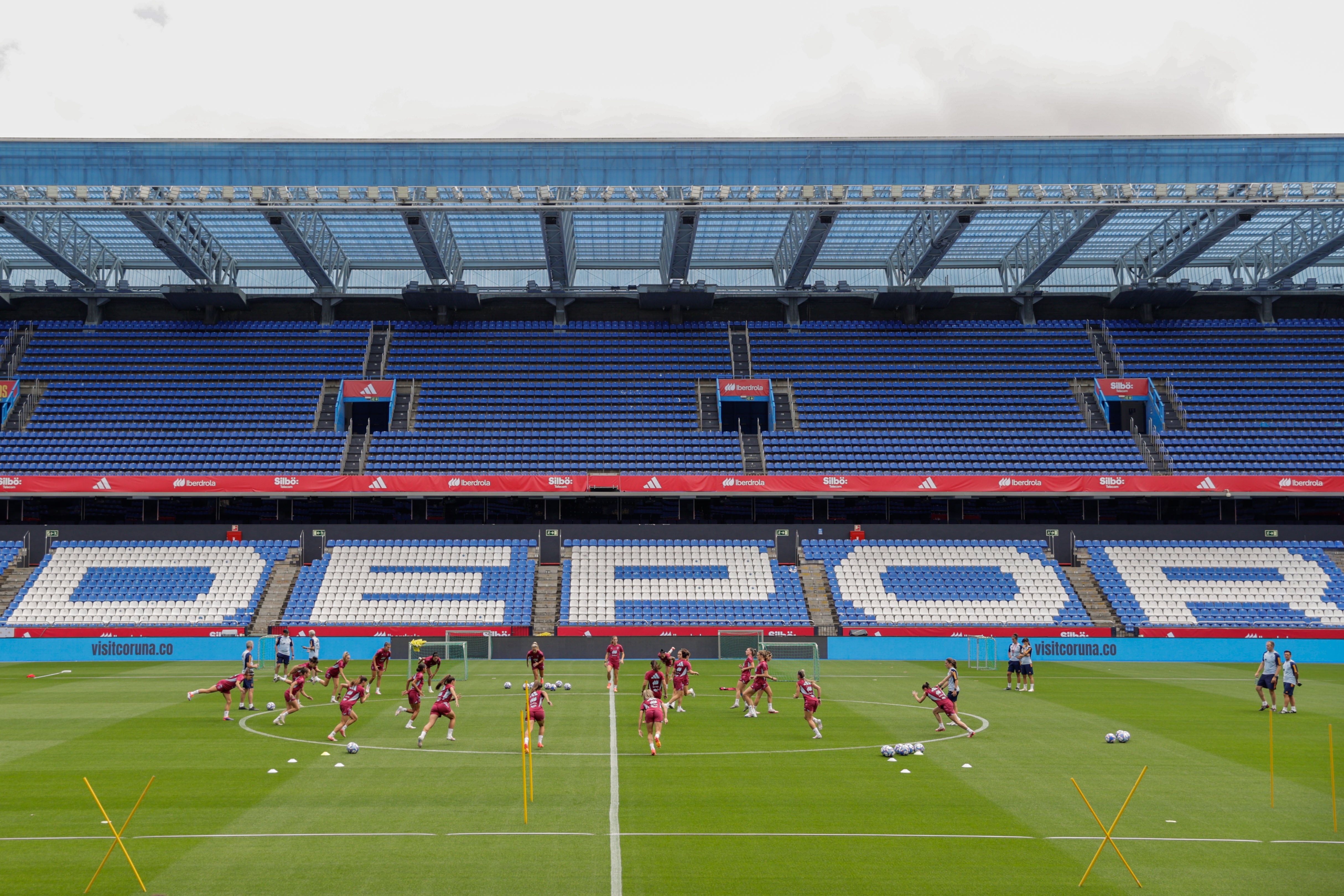 -FOTODELDÍA- A CORUÑA, 15/07/2024.- Las jugadoras de la Selección española femenina durante un entrenamiento que ha llevado a cabo el combinado nacional en el estadio de Riazor en A Coruña (Galicia), donde mañana disputarán un encuentro ante Bélgica, última jornada en la pelea por la clasificación para la Eurocopa Femenina que se celebrará en verano de 2025 en Suiza. EFE/ Cabalar
