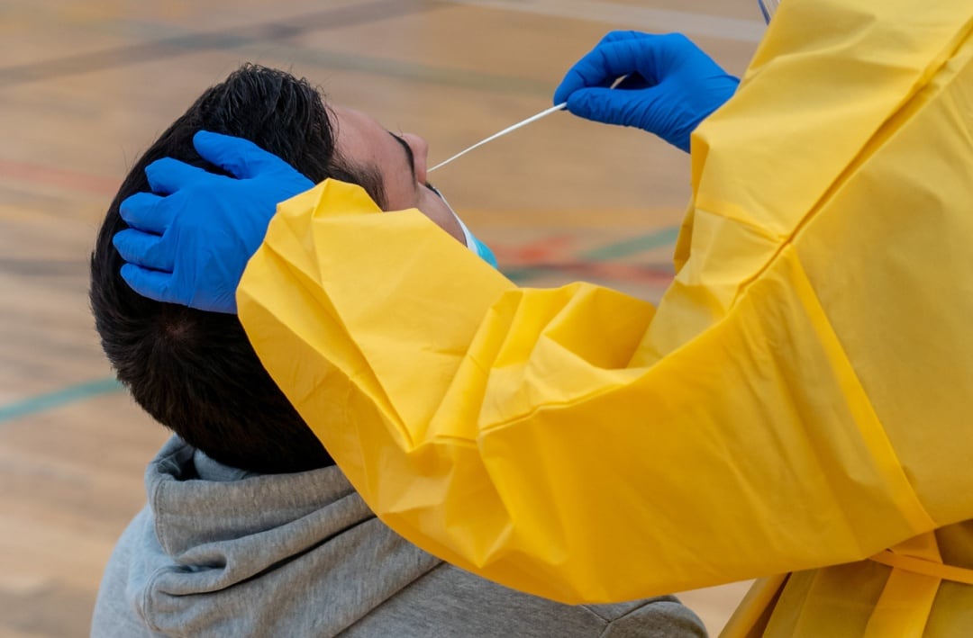 Sanitarios trabajando durante las pruebas de cribado de covid-19 con test de antígenos. Archivo.