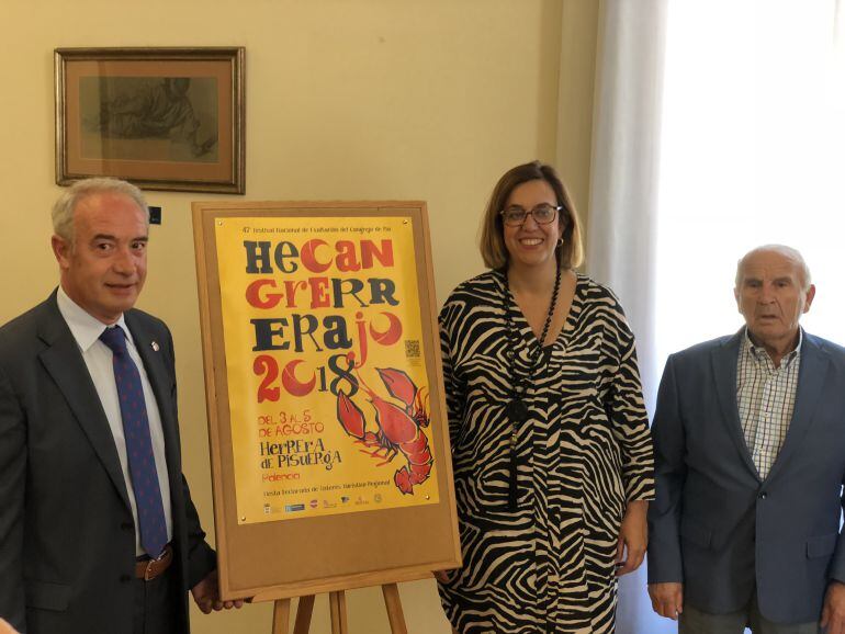 Javier San Millán, alcalde de Herrera de Pisuerga; la presidenta de la Diputación, Ángeles Armisén y Gonzalo Ortega, concejal de Herrera, durante la presentación del 47º Festival del Cangrejo