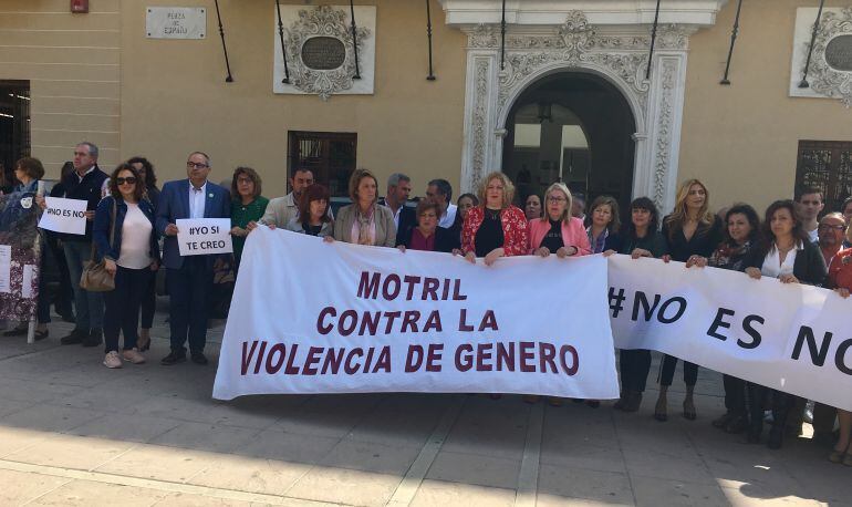 Miembros del equipo de gobierno se concentran y muestran su indignación por la sentencia de la Manada