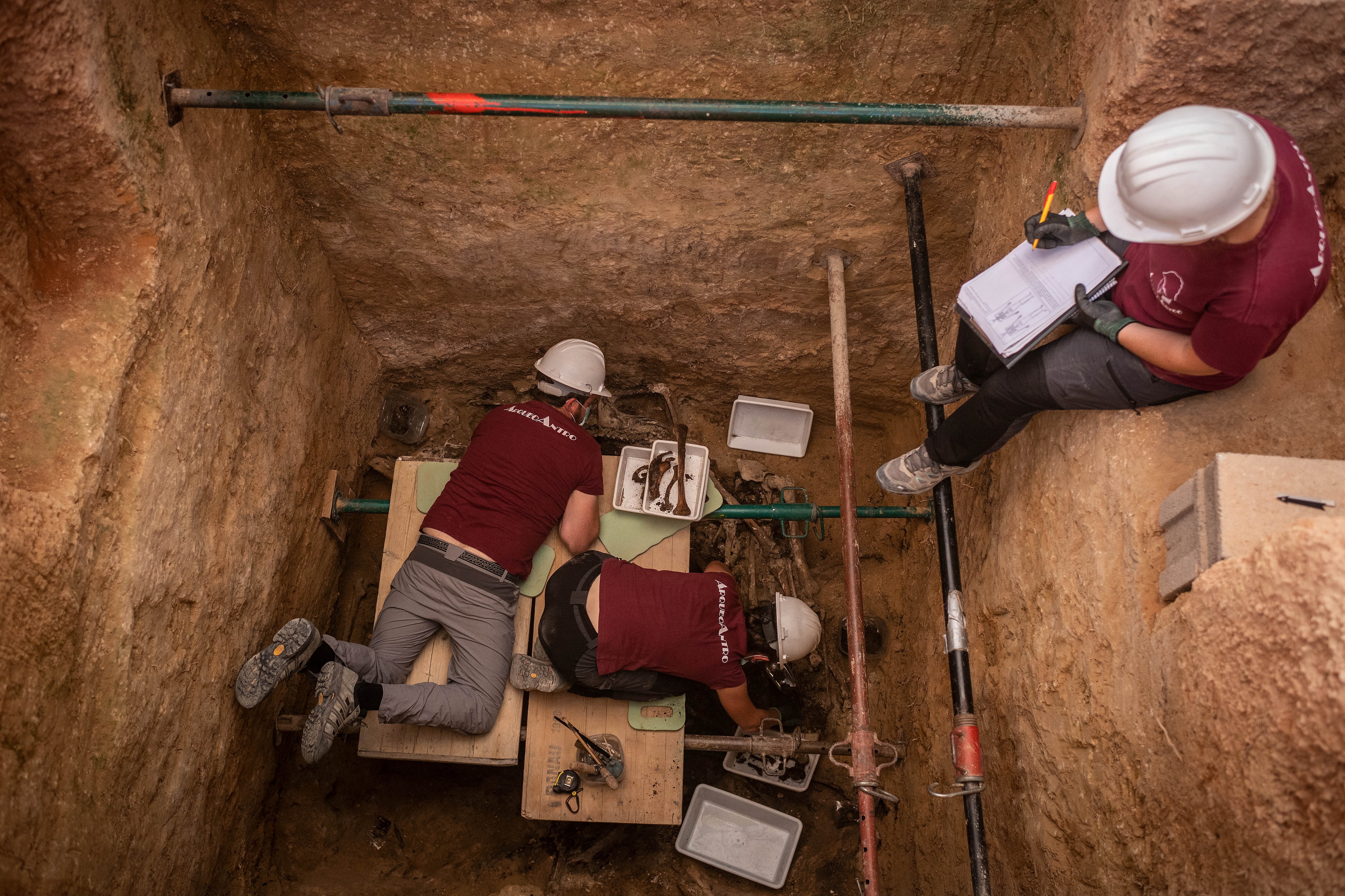 Trabajos de exhumación de la fosa 128 del cementerio de Paterna en una imagen de archivo.