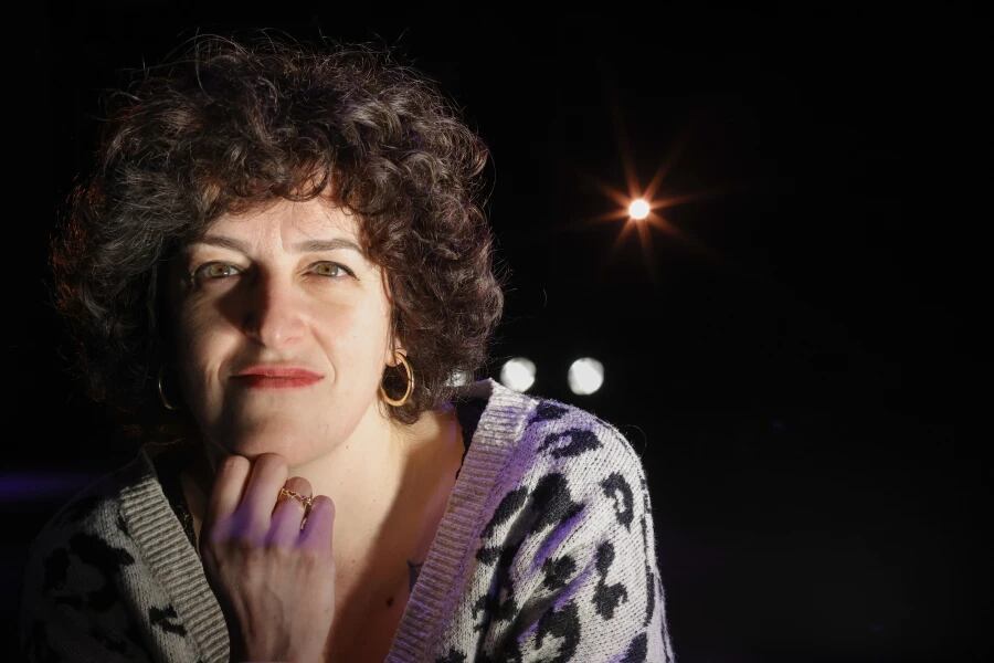 Entre el teatro y el musical, la actriz ferrolana Cristina Moreira estrena en el teatro Jofre de Ferrol la obra &#039;La buena muerte&#039;una obra donde reflexiona en clave de comedia sobre los diferentes tipos de muerte, como la apertura de una nueva vida tras una ruptura u otros hechos traumáticos. EFE/ Kiko Delgado.