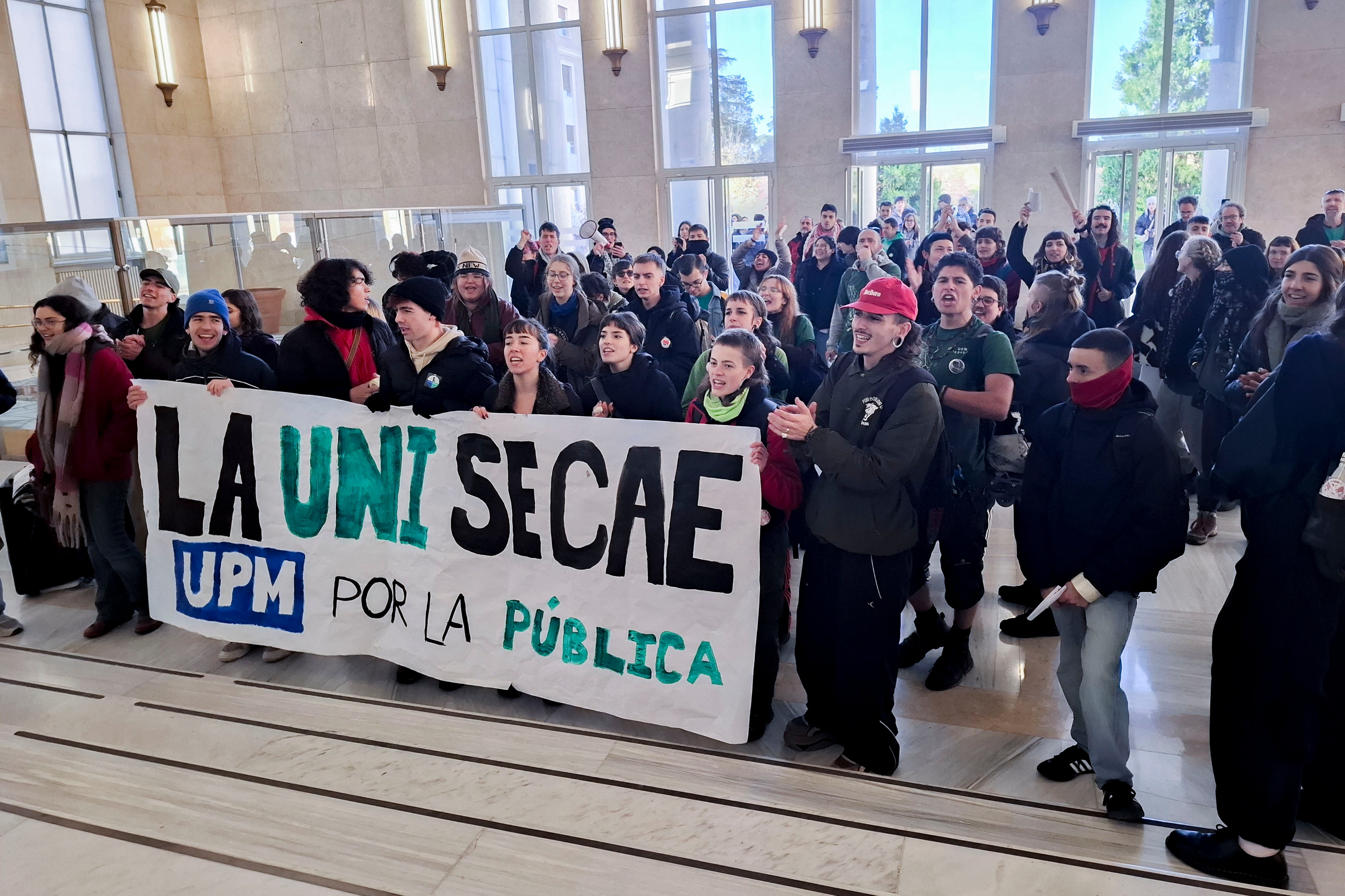 MADRID, 26/11/2025.-Una treintena de personas se han concentrado esta mañana en la Ciudad Universitaria de Madrid, en la imagen la Facultad de Medicina, para realizar pequeños piquetes informativos en la primera jornada de huelga general, convocada por las plataformas en defensa de las seis universidades públicas de la región. -EFE/ Daniel Gómez-Fontecha
