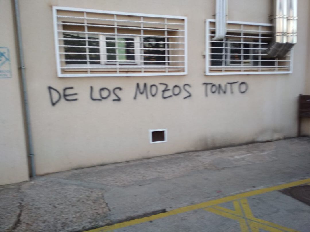 Una de las pintadas relacionadas con este conflicto