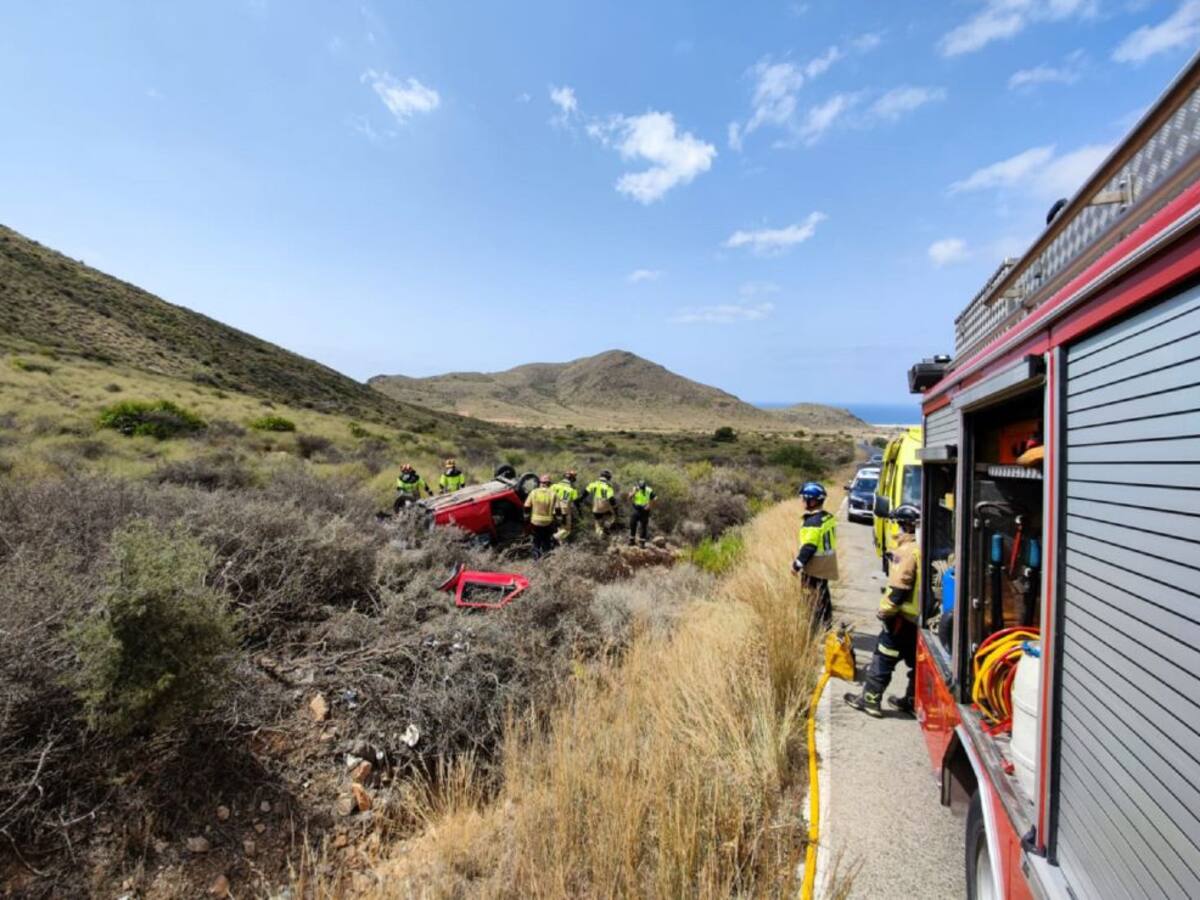 Un turismo da varias vueltas de campana en la carretera de La Azohía