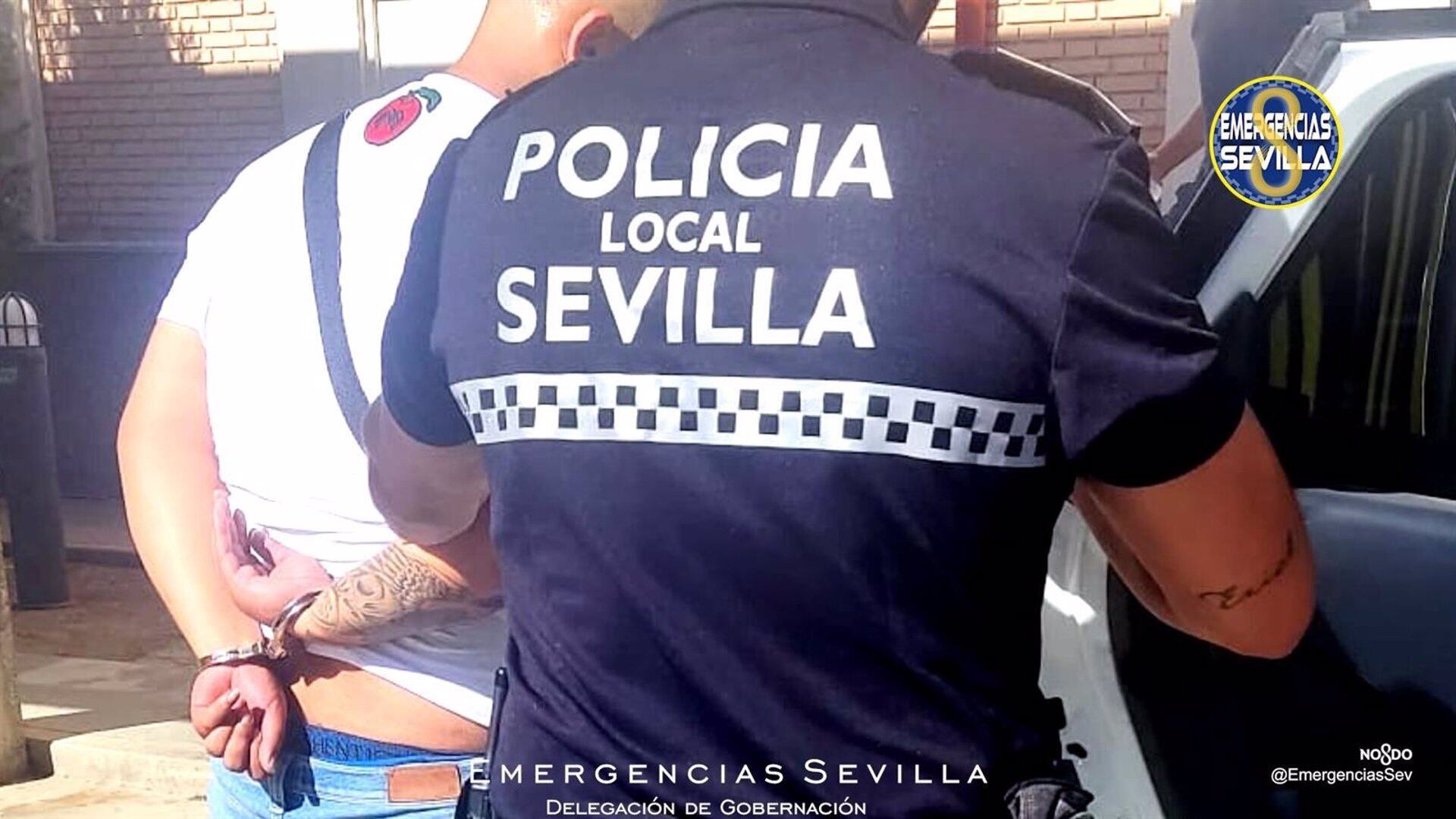 04/08/2022 Detenido y a prisión tras una persecución de 15 kilómetros con circulación contraria por la SE-30.
La Policía Local de Sevilla ha detenido este jueves a un joven de 21 años, para el que ya ha sido decretada prisión provisional, tras una persecución de 15 kilómetros en la circuló en sentido contrario por la SE-30.

POLITICA 
EMERGENCIAS SEVILLA

