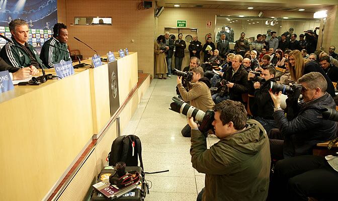 Mourinho y Essien en la sala de prensa del Bernabéu