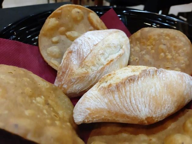 Bollitos de pan con masa madre y tortitas de maíz