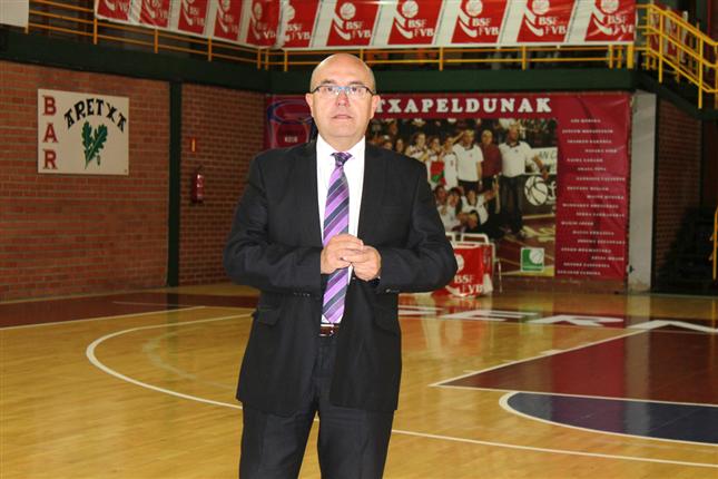 Gerardo Candina, presidente de Lointek Gernika, posa en el pabellón de Maloste