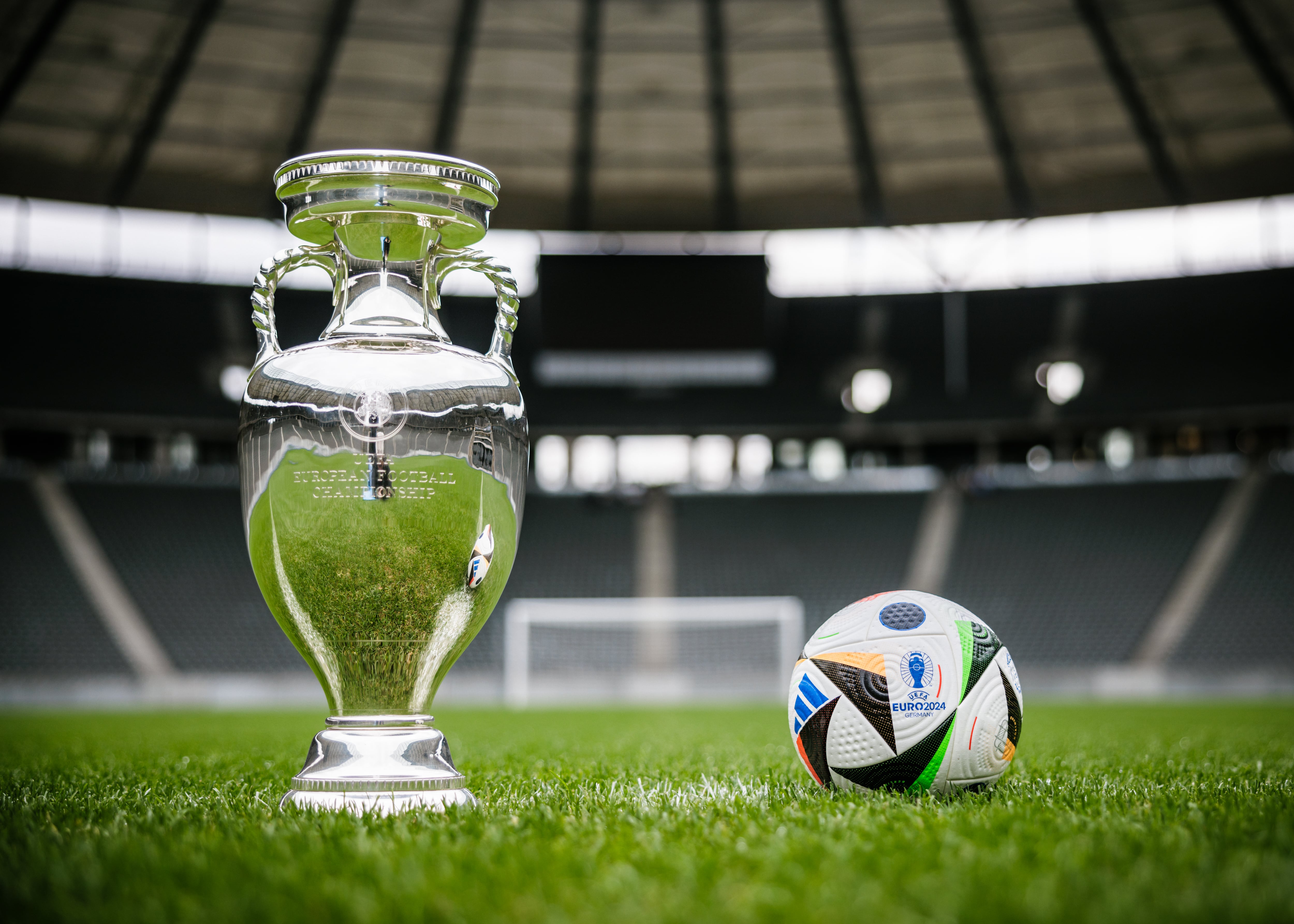 El trofeo y el balón oficial de la Eurocopa 2024. Getty Images