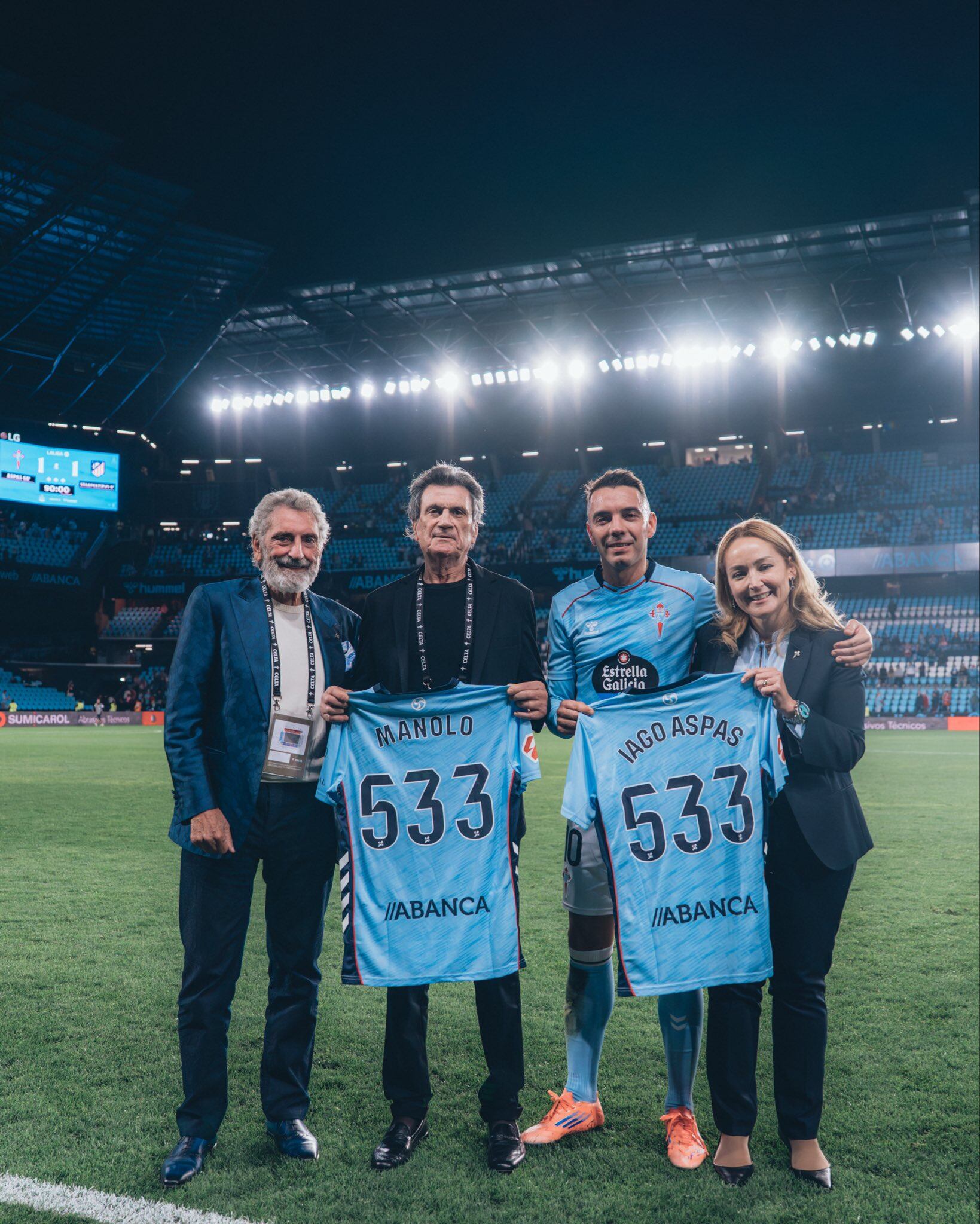 Iago Aspas junto a Manolo y Carlos y Marián Mouriño, el día que alcanza los 533 partidos con la camiseta del Celta