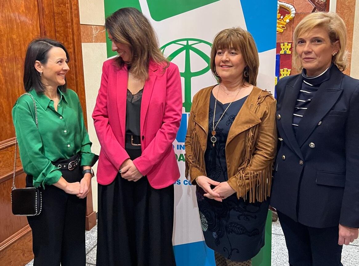 Mireia Morollón, junto a Mónica Sánchez de la Nieta, presidenta de ANPE en Ciudad Real y Maria José Escobedo, concejal de Educación