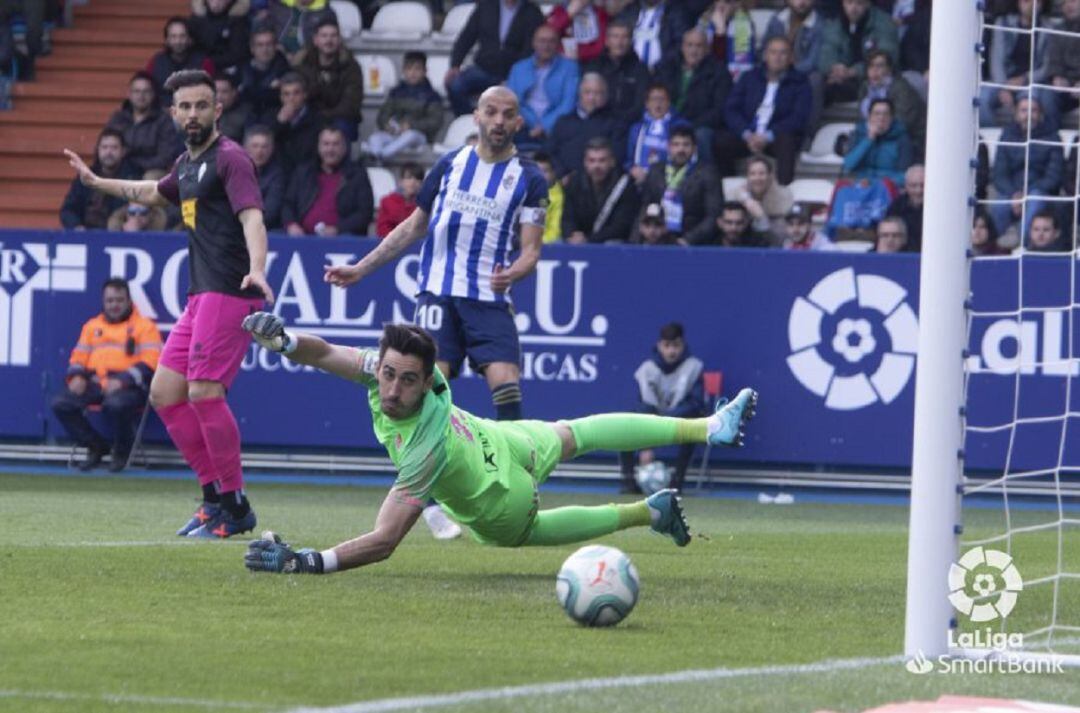 Molinero y Mariño observan cómo el balón va hacia su propia portería en Ponferrada