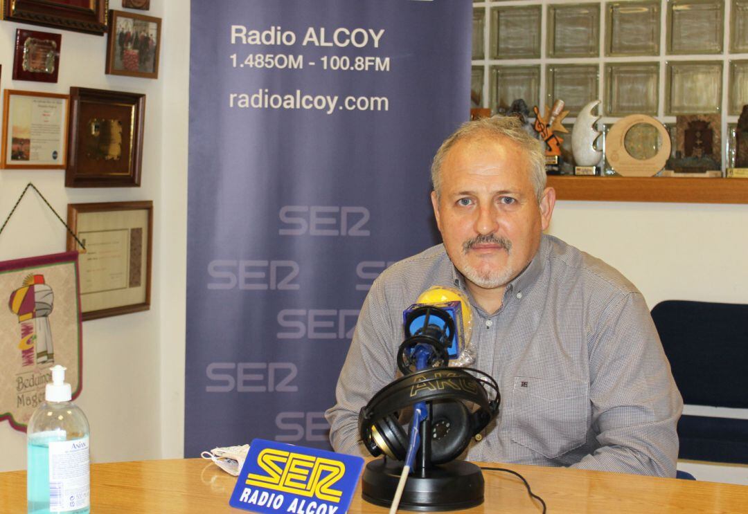 Pau Bernabéu en los estudios de Radio Alcoy