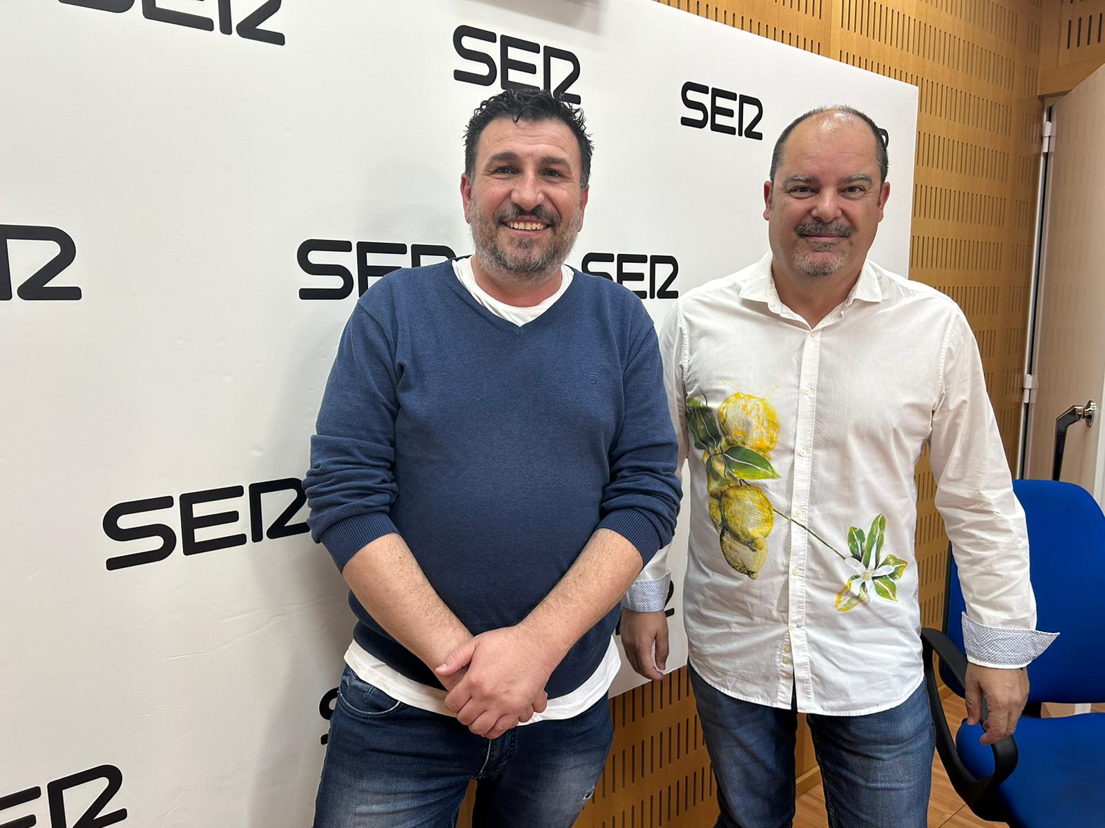 Juan José López, presidente de la Asociación Cultural Monteagudo Frontera de Reinos, de azul, y José Miguel Muñoz, autor del cartel anunciador, en los estudios de Radio Murcia.