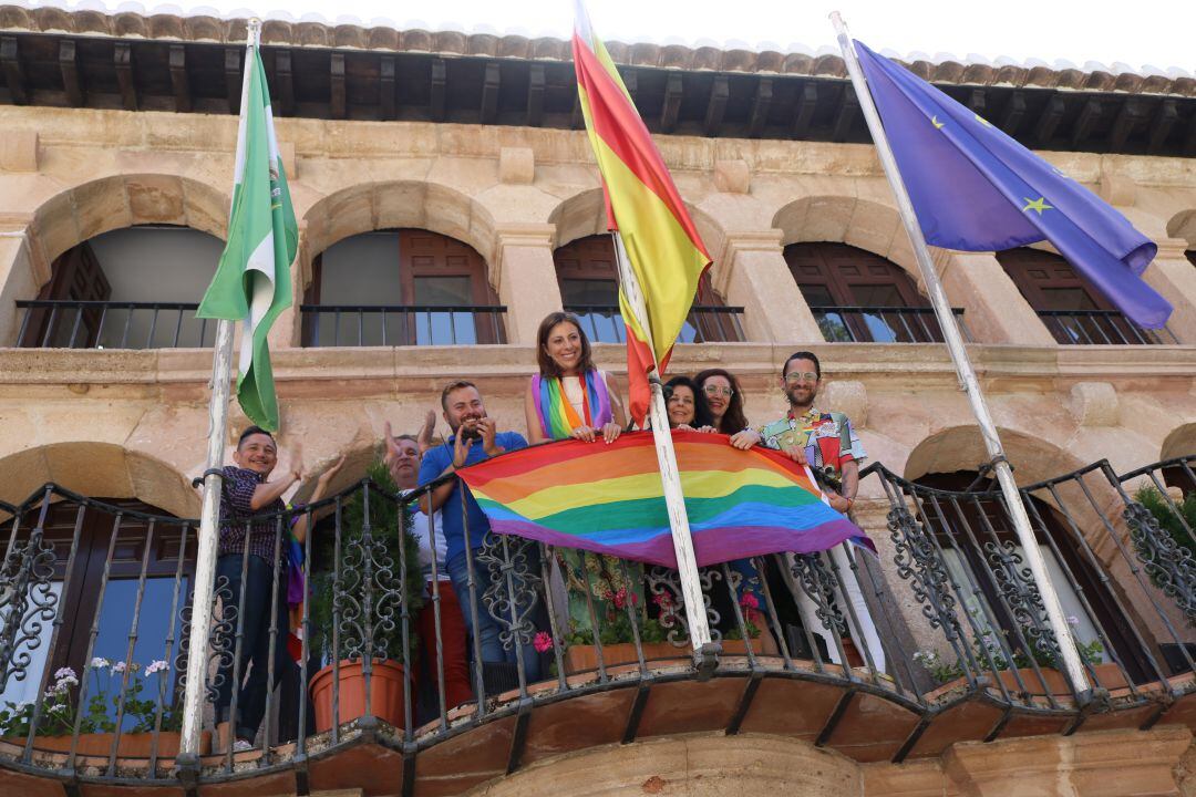 La bandera arco iris que representa a este colectivo ha sido situada en el balcón principal del Ayuntamiento 