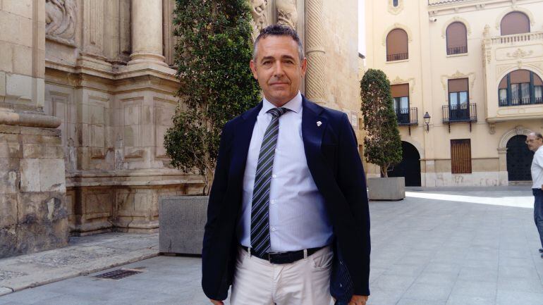 El presidente del Elche, Diego García, junto a la Basílica de Santa María