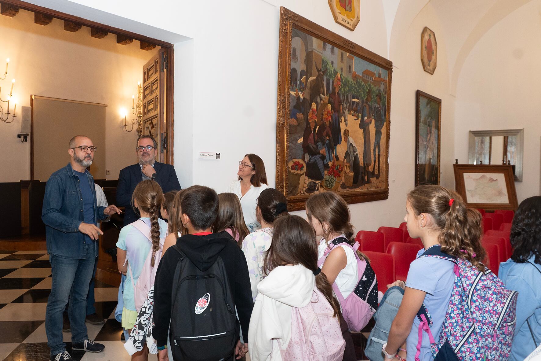 Un grupo de escolares de Malpartida de Plasencia en el acceso del salón de Plenos de la Diputación Provincial de Cáceres