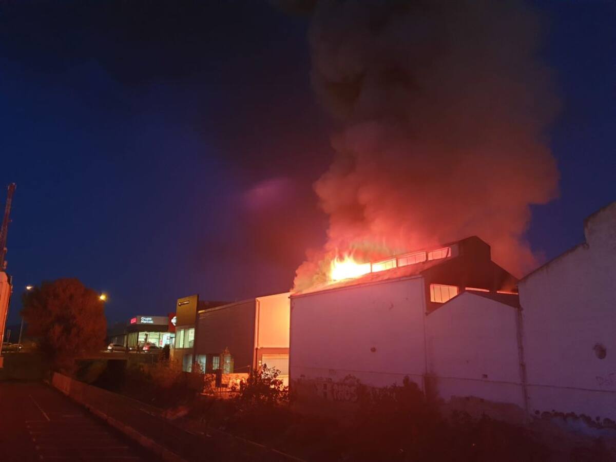 Un incendio industrial en la zona de la Florida obliga a desalojar las naves colindantes