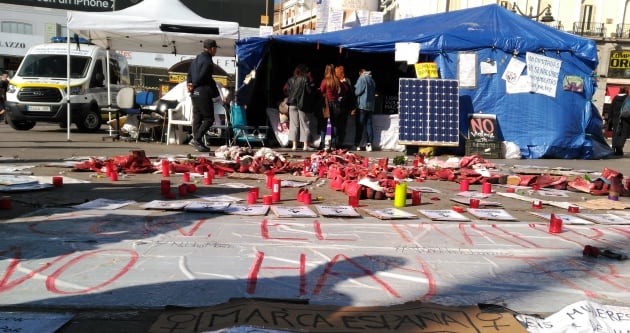 Las cuatro mujeres llevan a cabo la huelga de hambre en una carpa en la Puerta del Sol.