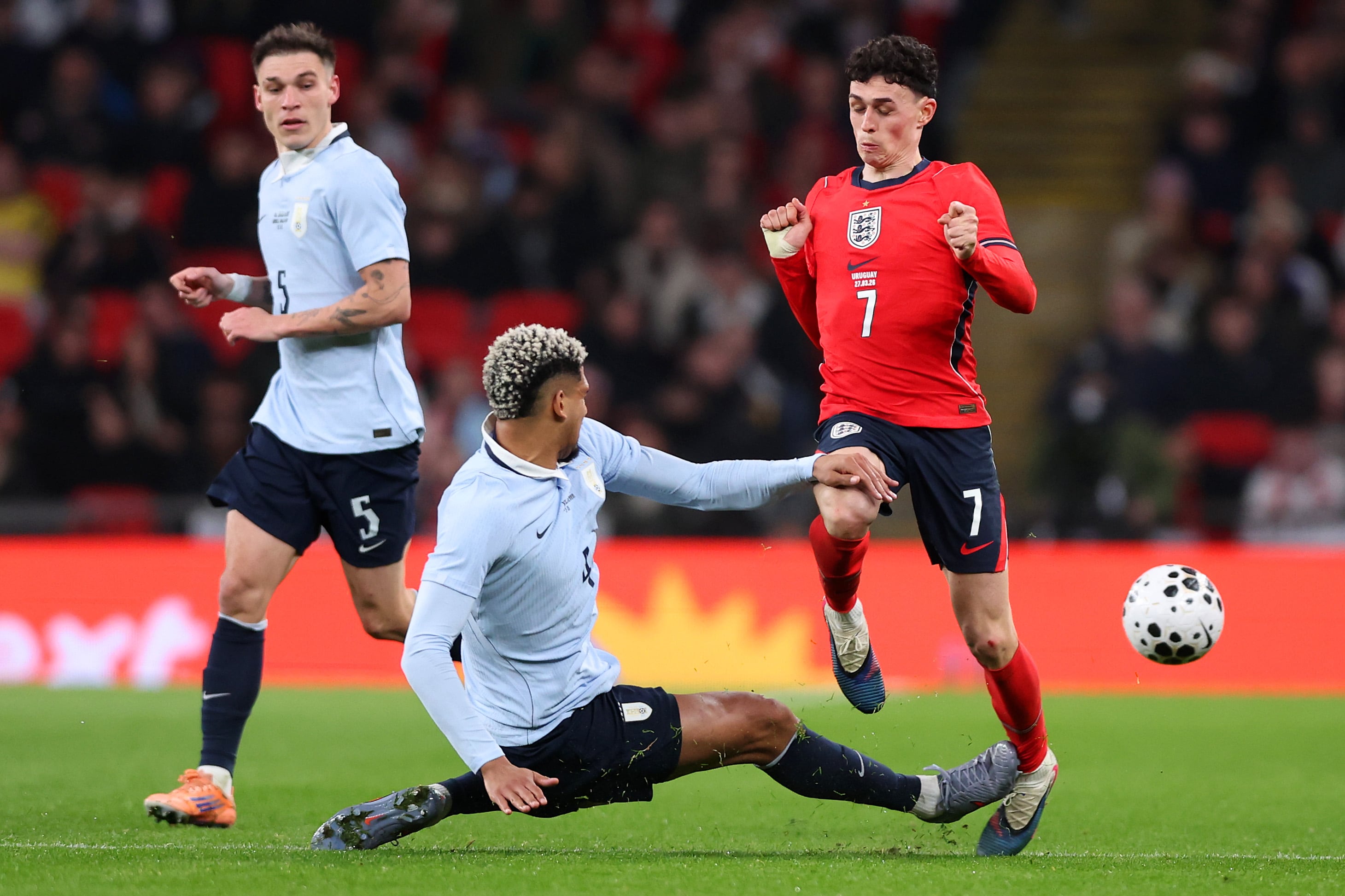 La entrada de Ronald Araújo sobre Phil Foden