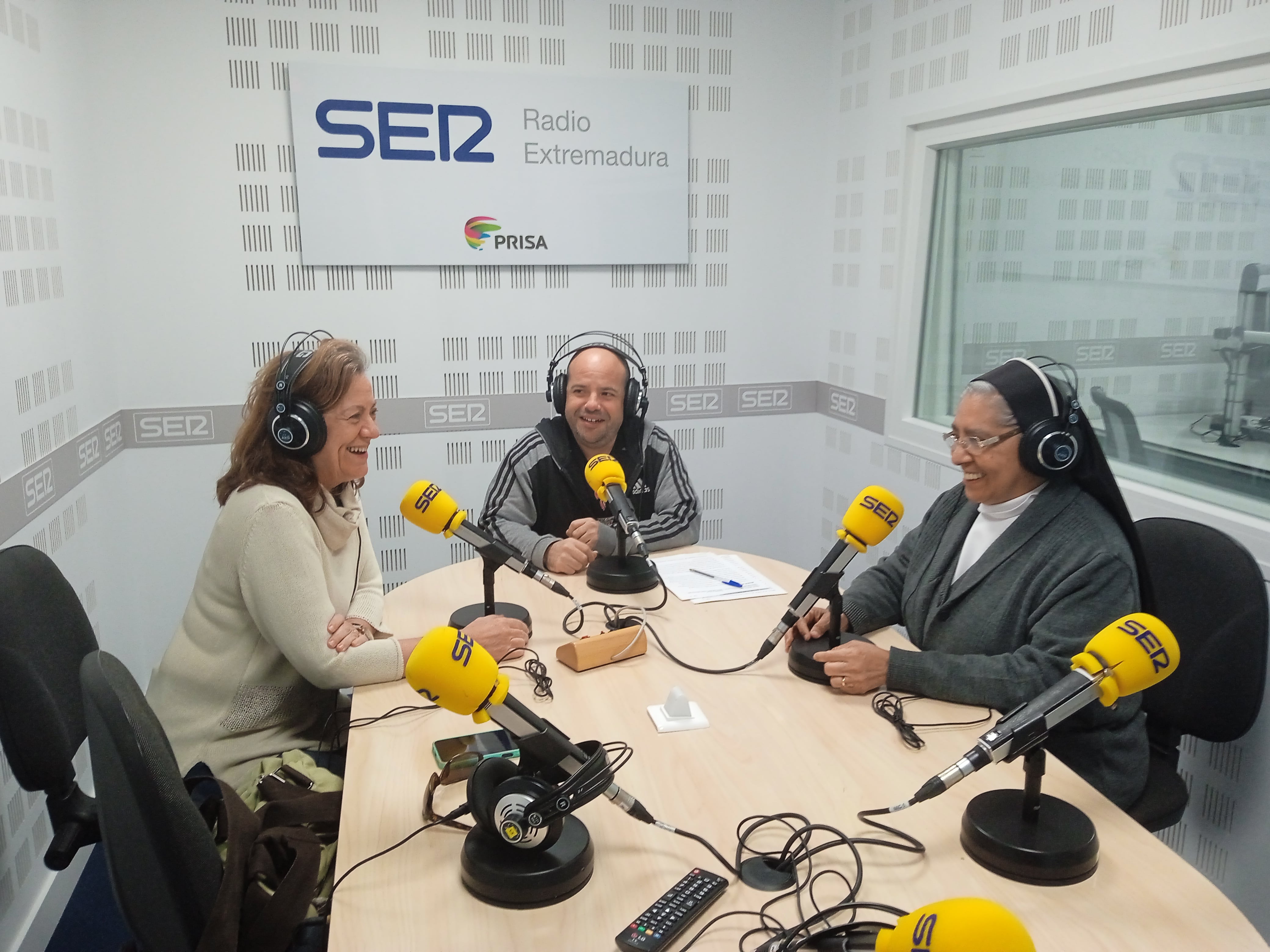 Peligros Folgado y la hermana Lisa en los estudios de Radio Extremadura