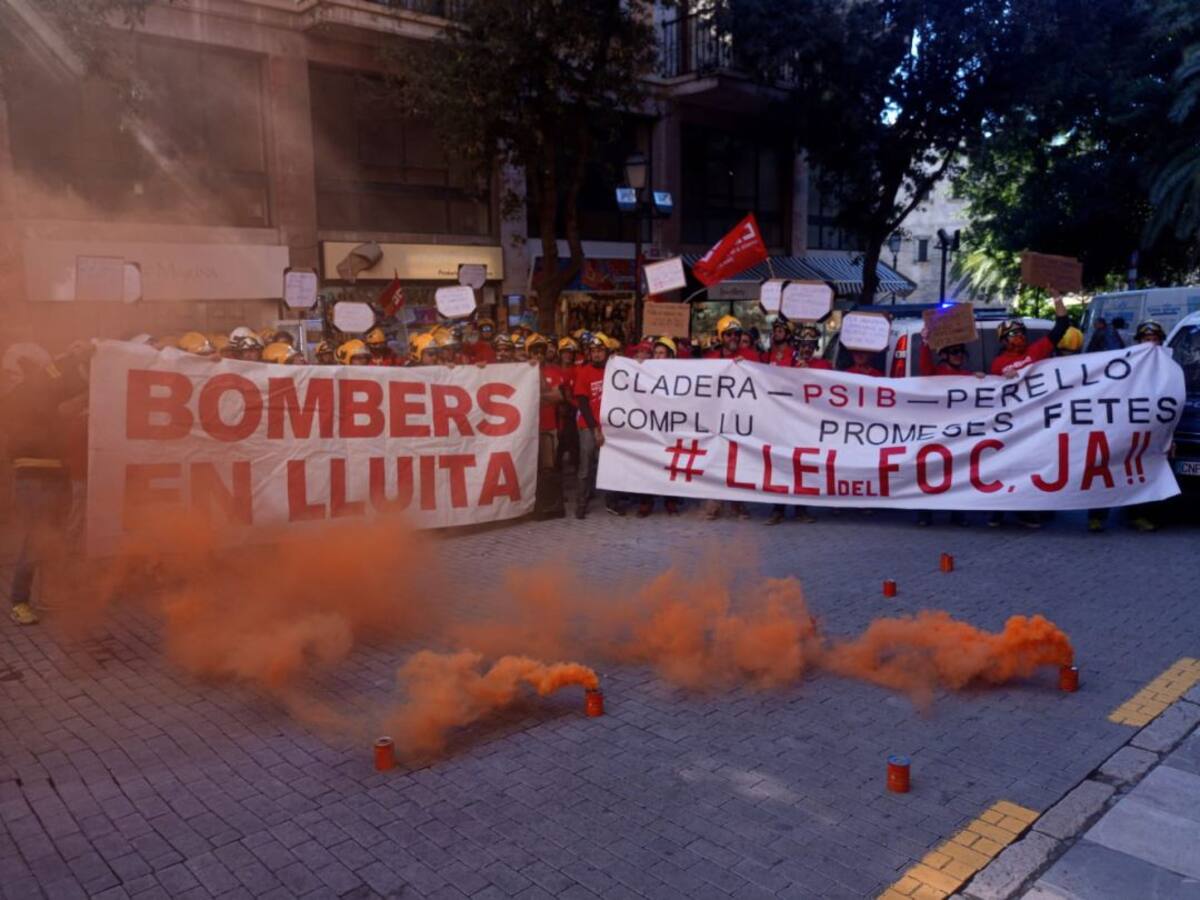 Más de 200 bomberos reclaman una Ley del Fuego y la dimisión de Cladera
