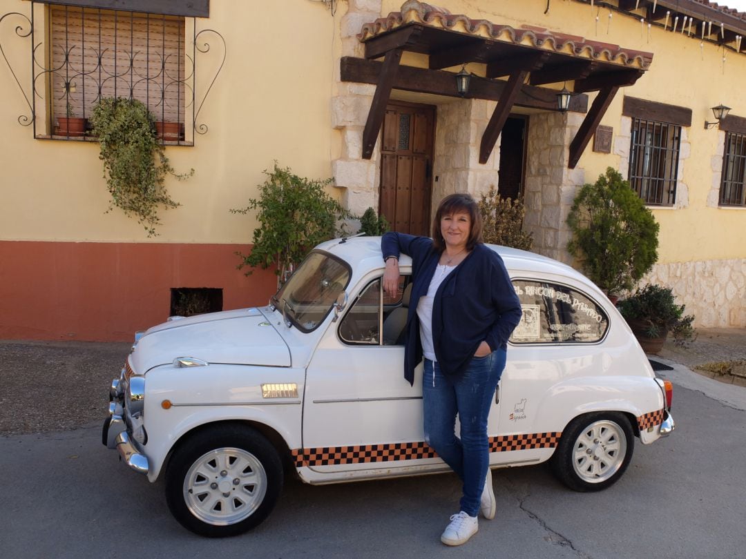 Begoña con el emblemático SEAT 600 de &#039;Alforjillas&#039;