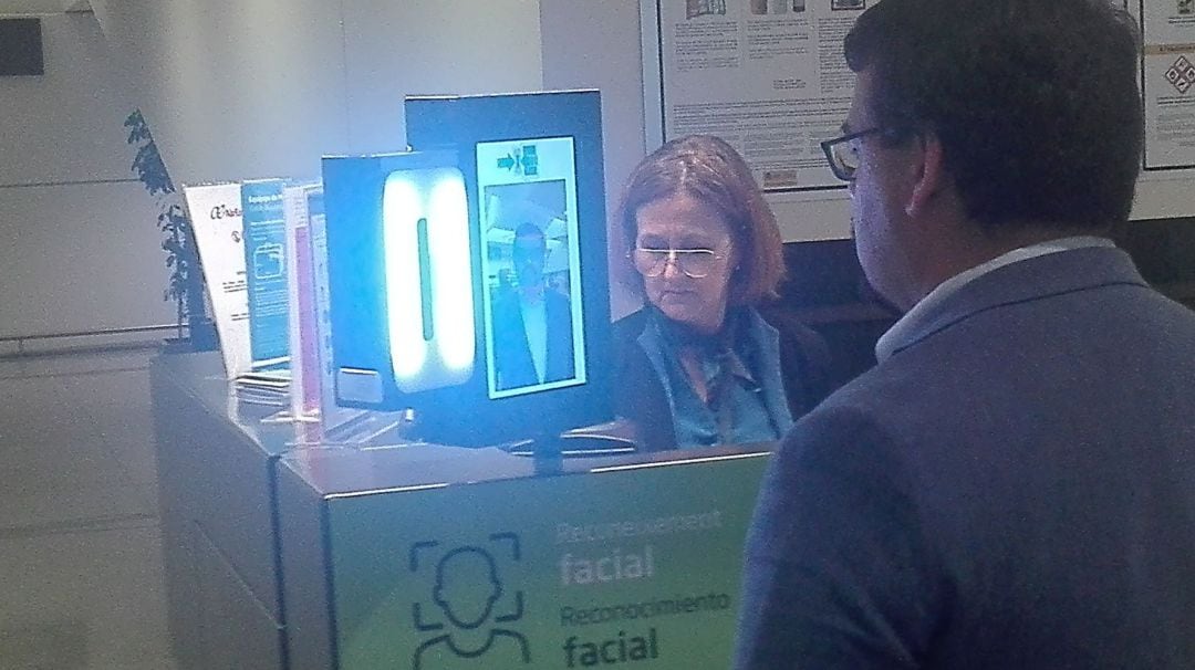 El primer escaneado facial se realiza en la zona de facturación del Aeropuerto de Menorca.