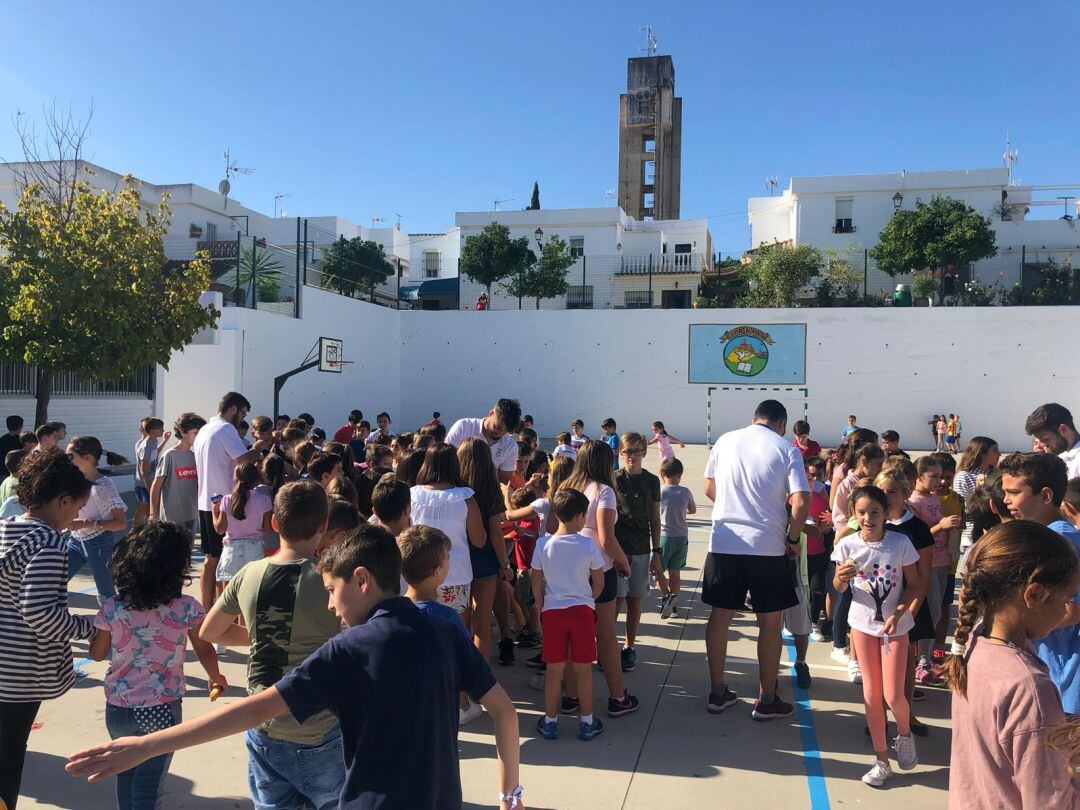 Jugadores del Arcos CF visitando un colegio  