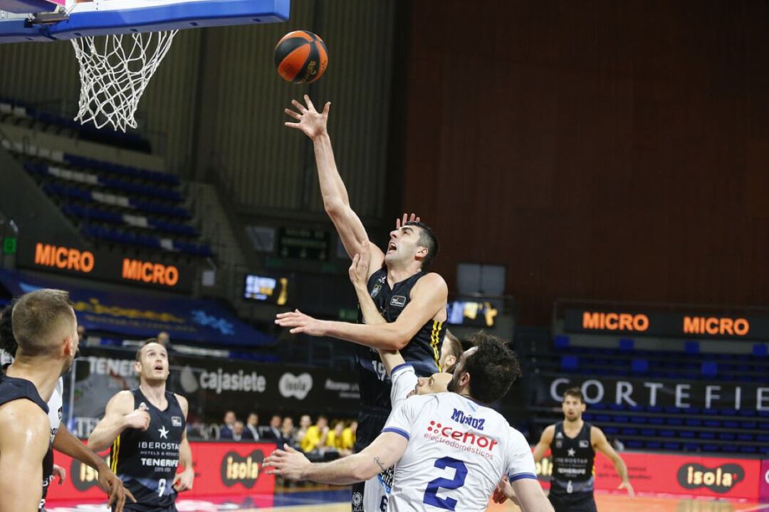 Gio Shermadini, lanzando a canasta, fue una pesadilla para el Obradoiro