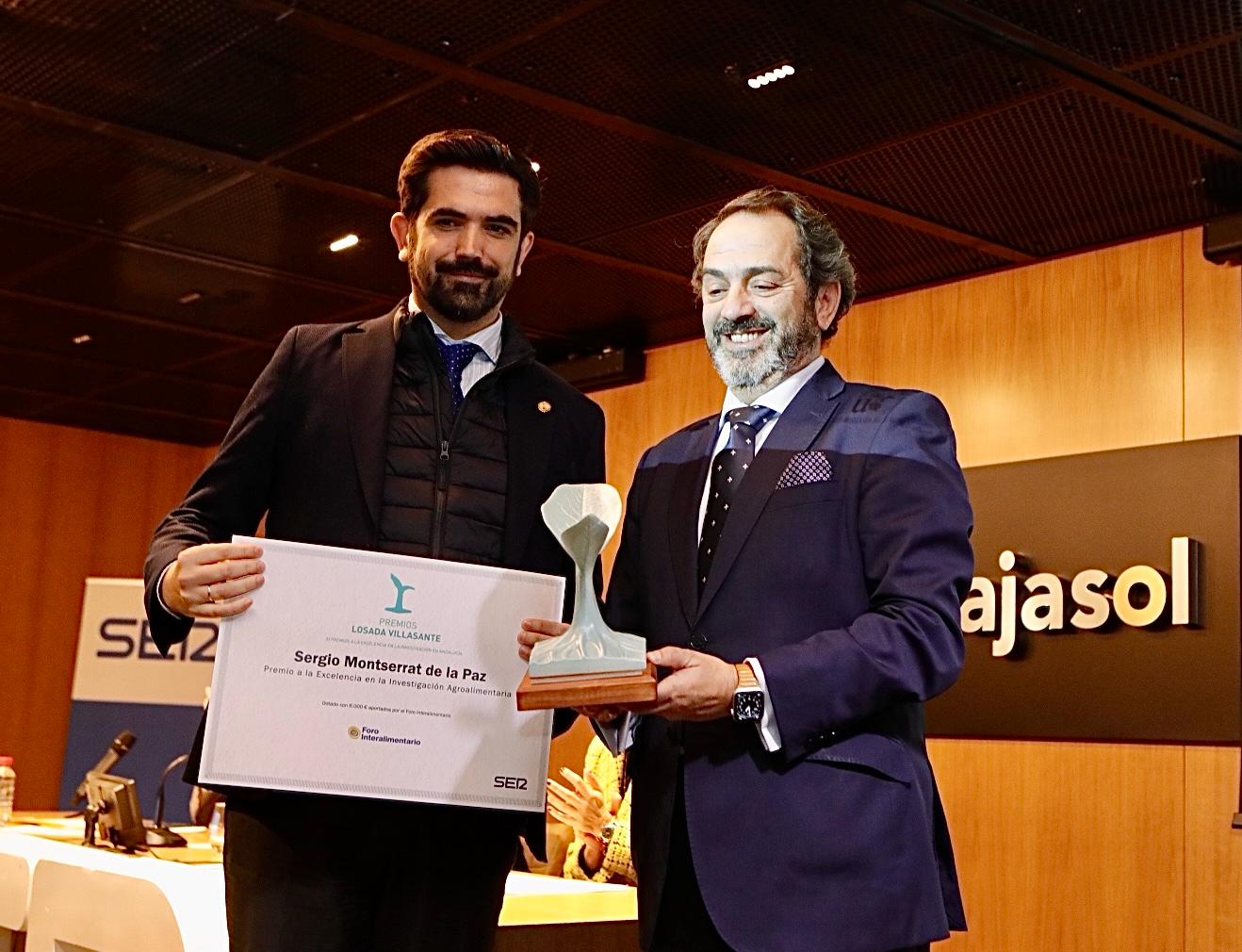 Sergio Montserrat de la Paz recibe su premio de manos de Víctor Yuste, del Foro Interalimentario