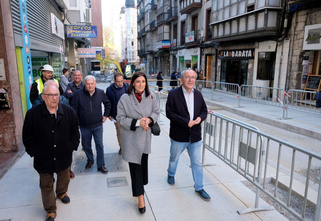 Visita de la alcaldesa a las obras en la Calle Cervantes. 