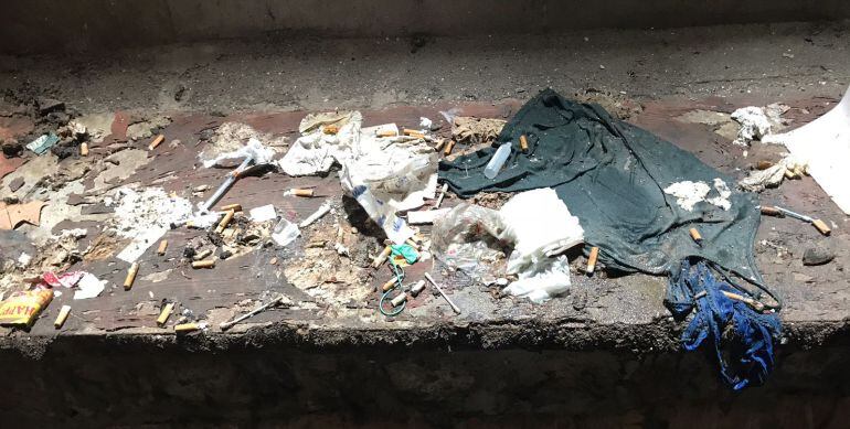 El patio interior de un narcopiso lleno de desperdicios. Entre ellos, jeringuillas 
