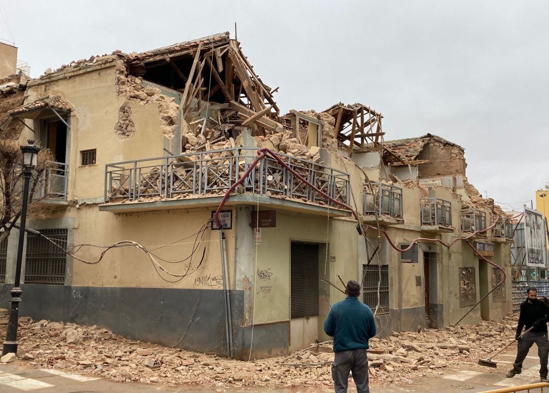 Imagen de la demolición de este edificio, junto a una de las arterías principales de la ciudad del vino 