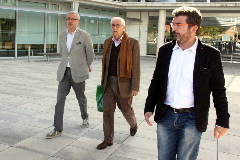 Daniel Osácar, extesorero de CDC, sale de los juzgados de El Vendrell entre el abogado Xavier Melero y Francesc Sánchez de CDC, en una imagen de archivo