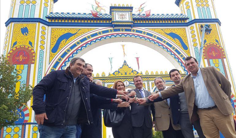 El delegado municipal de Fiestas Mayores, Juan Carlos Cabrera, recibe de los responsables de Ferrovial la llave simbólica de la Feria de Abril 2018