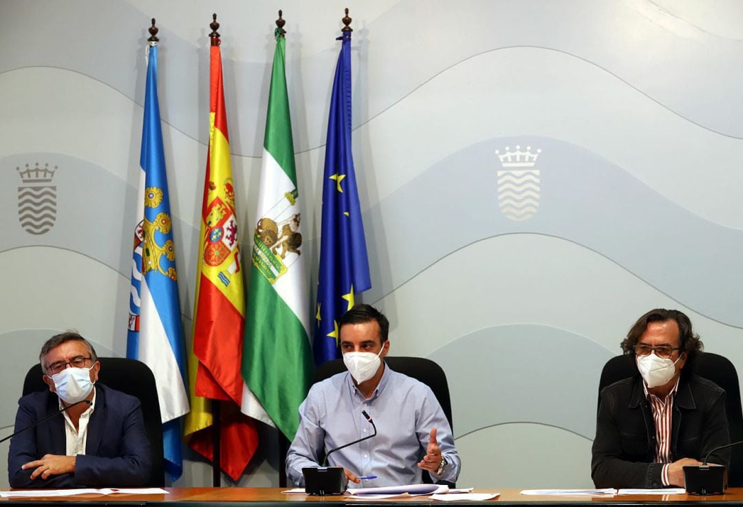 José Antonio Díaz y parte del equipo de la delegación municipal de Urbanismo este lunes en rueda de prensa