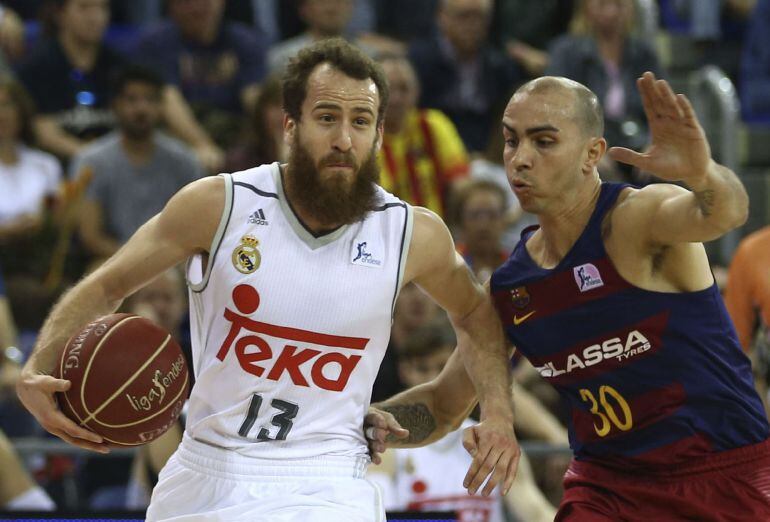 Sergio Rodríguez (i), del Real Madrid, controla el balón ante Carlos Arroyo, del FC Barcelona Lassa